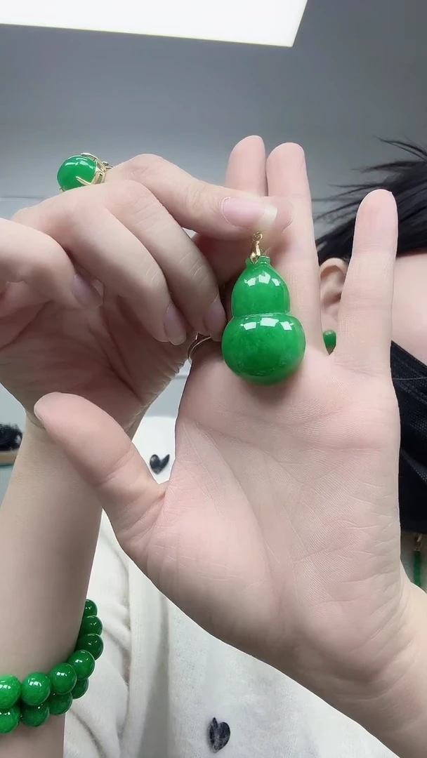 套链未镶嵌翡翠绿大葫芦