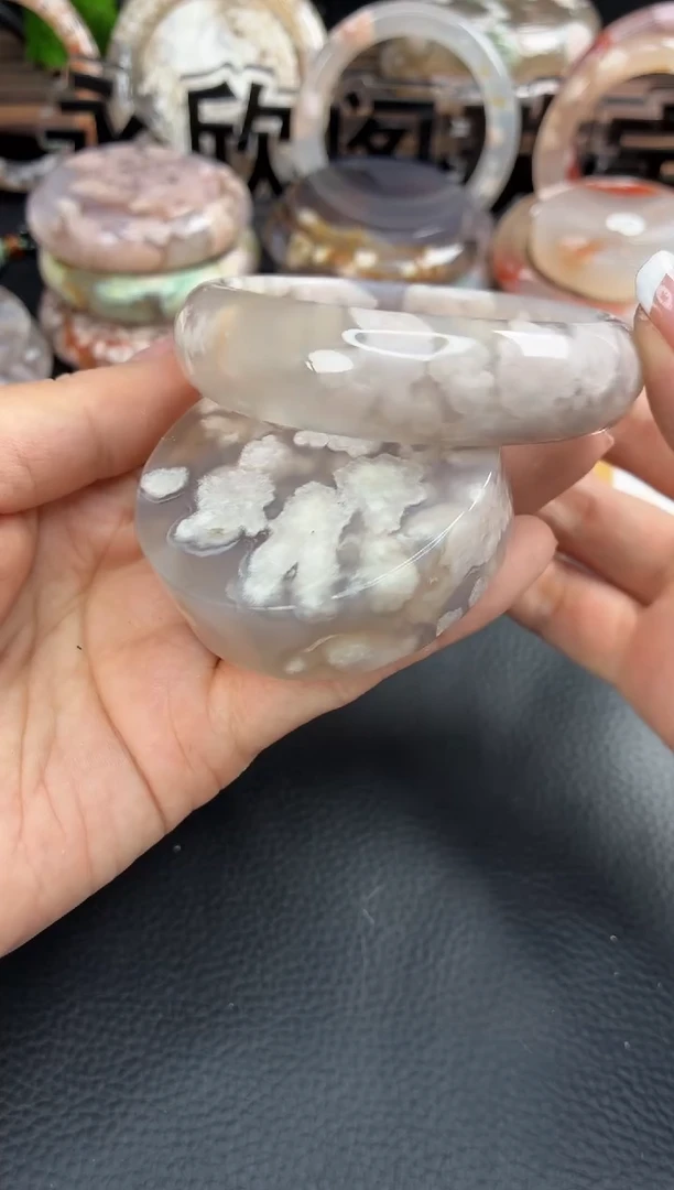 未镶嵌手镯（圆镯）石英质玉56