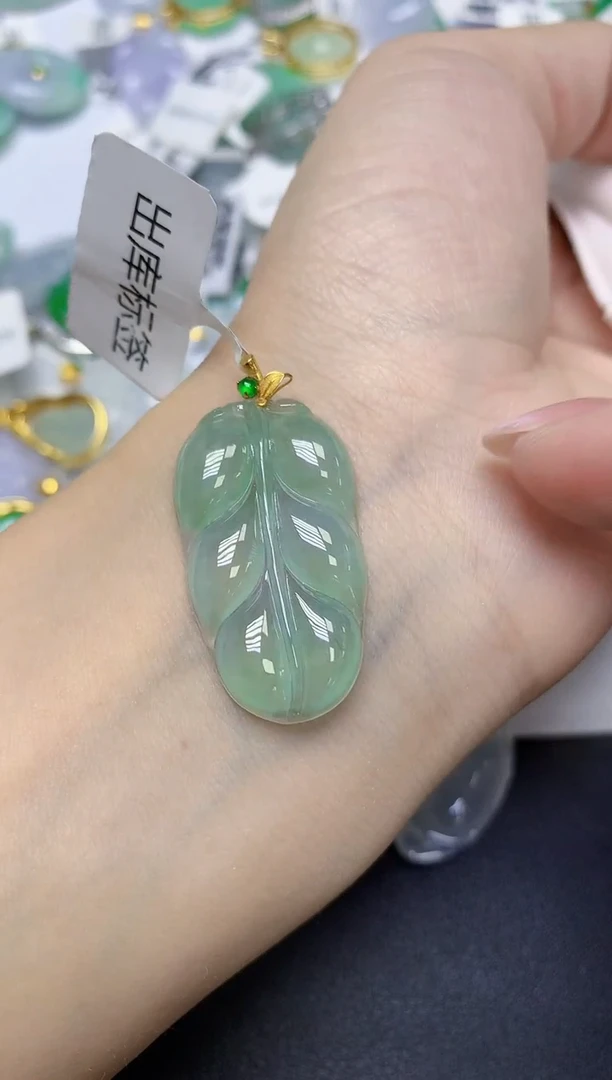 颈饰18K金镶嵌翡翠天然缅甸翡翠A货多样性发一件
