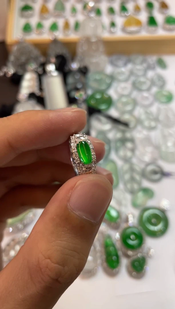 【闪购商品】翡翠吊坠(不含链)18K金镶嵌戒指