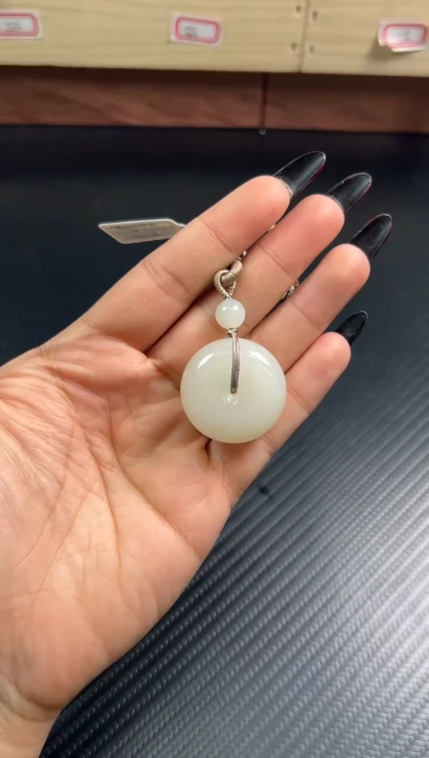 吊坠(赠链)未镶嵌和田玉大**?黑山微色差