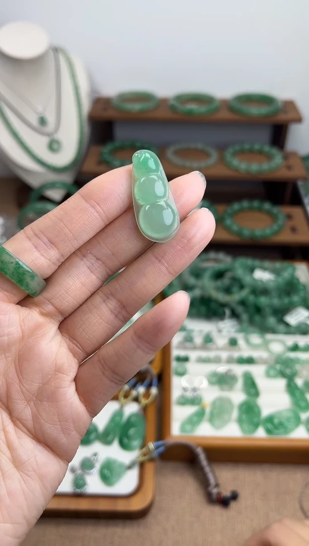 吊坠(赠链)未镶嵌石英质玉（非洲翠）福豆