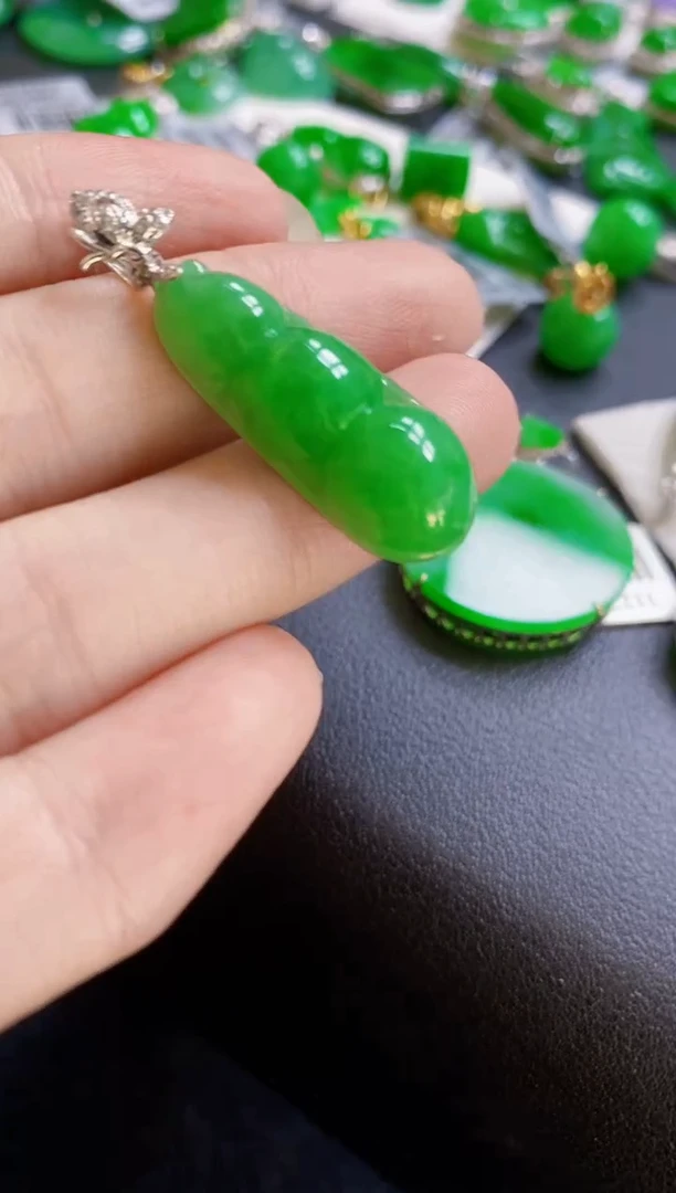 翡翠18K金镶嵌颈饰亭*豆