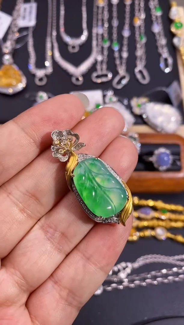 翡翠18K金镶嵌颈饰吊坠