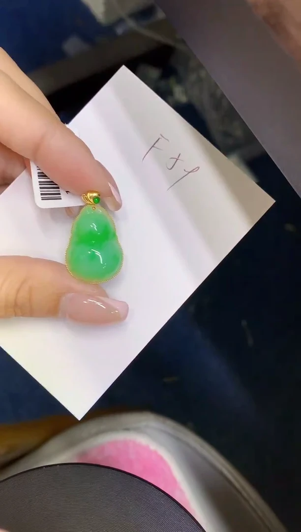 翡翠18K金镶嵌颈饰缅甸天然翡翠A货