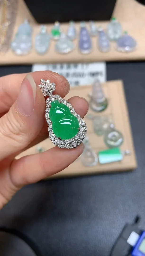 【闪购商品】翡翠颈饰18K金镶嵌葫芦【无服务费