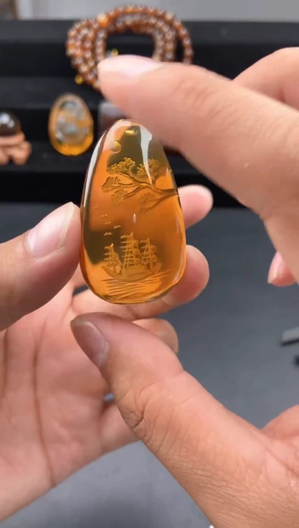 琥珀颈饰未镶嵌阴雕一帆风顺吊坠