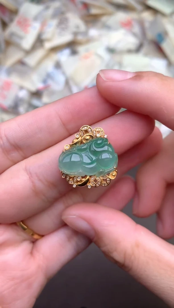 18K金镶嵌挂件翡翠 —