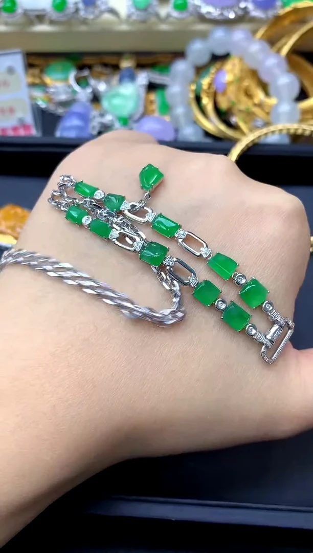 颈饰18K金镶嵌翡翠400-中国好珍宝