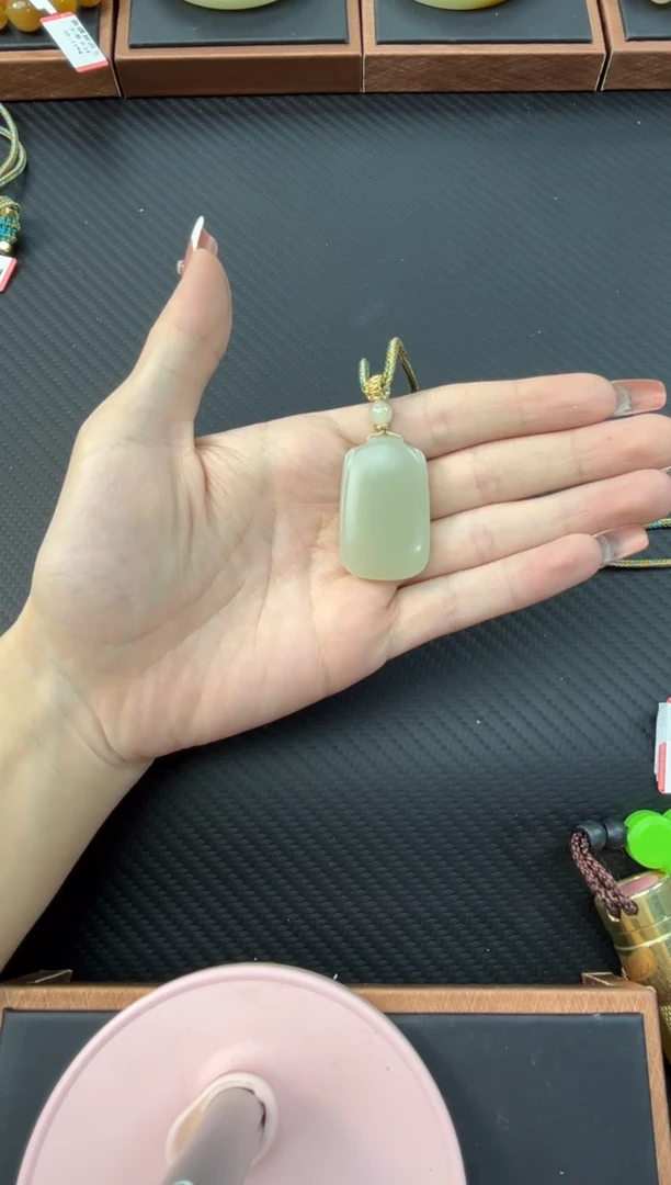 【闪购商品】和田玉吊坠(赠链)未镶嵌且末微色差迪克兰吊坠