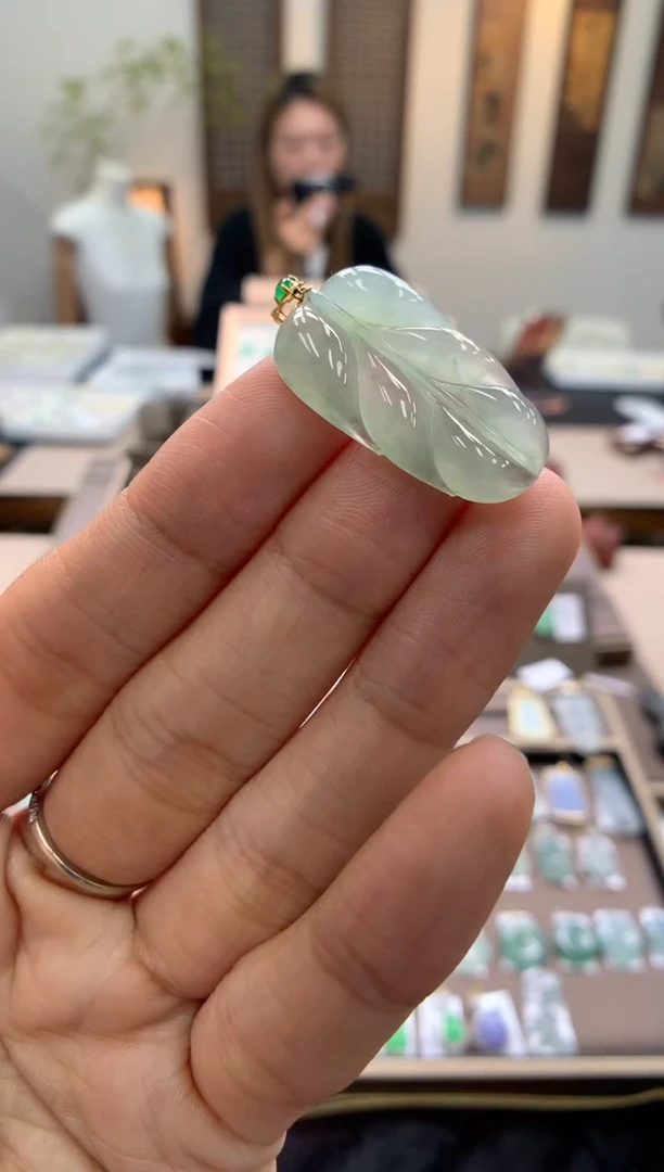 颈饰18K金镶嵌翡翠叶子