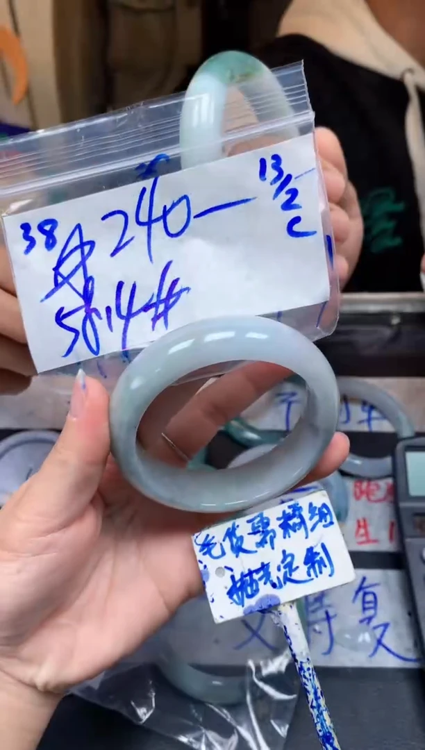 【闪购商品】定制翡翠未镶嵌38毛货需精细抛光手镯多样性拍一发一