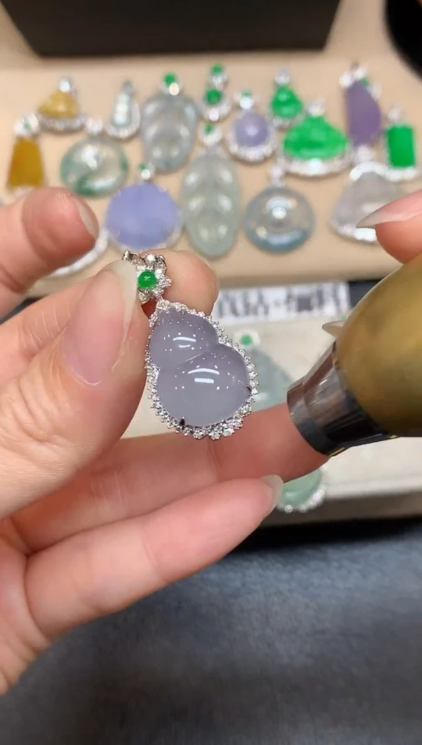 颈饰18K金镶嵌翡翠葫芦【无服务费