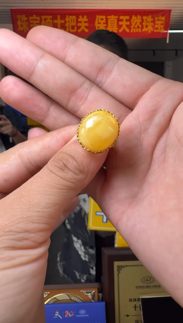 蜜蜡银S925镶嵌戒指约16*18mm鸡油黄蜜蜡戒指