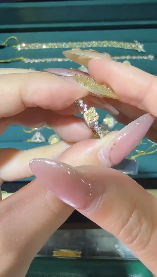 18K金镶嵌戒指钻石cy多样性发其一