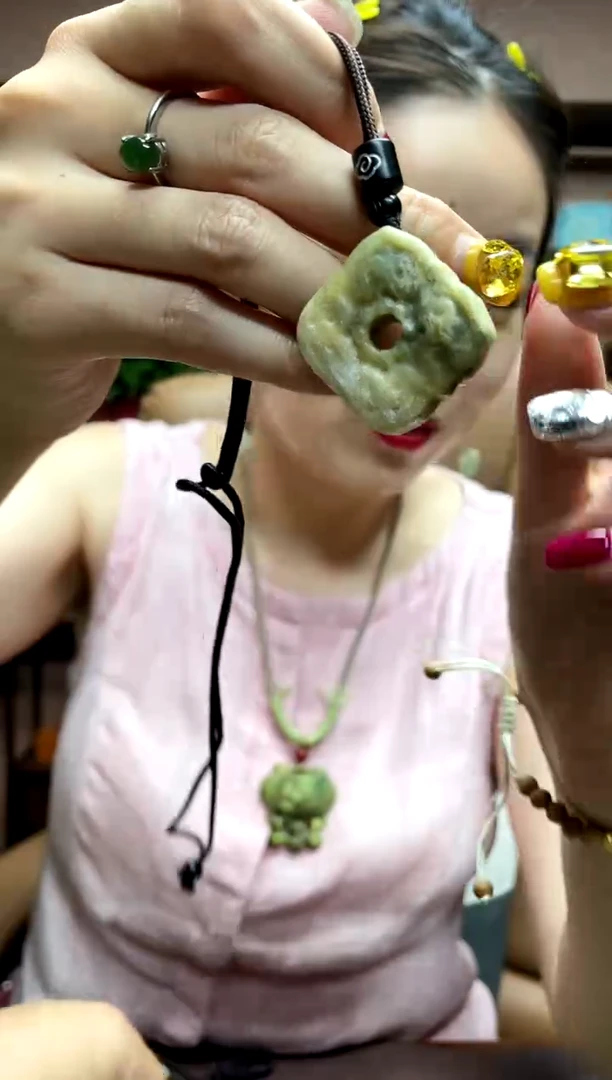 岫玉未镶嵌吊坠·