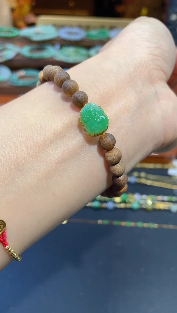 颈饰18K金镶嵌翡翠手串