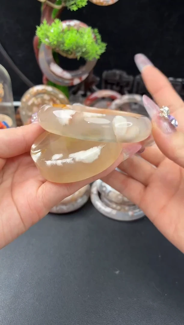 未镶嵌手镯（圆镯）石英质玉57