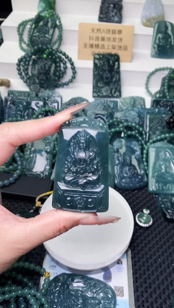 颈饰未镶嵌翡翠