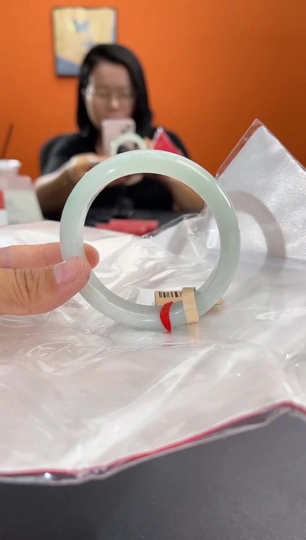 翡翠手镯未镶嵌翡翠手镯