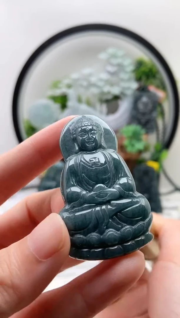 翡翠未镶嵌颈饰大日如来