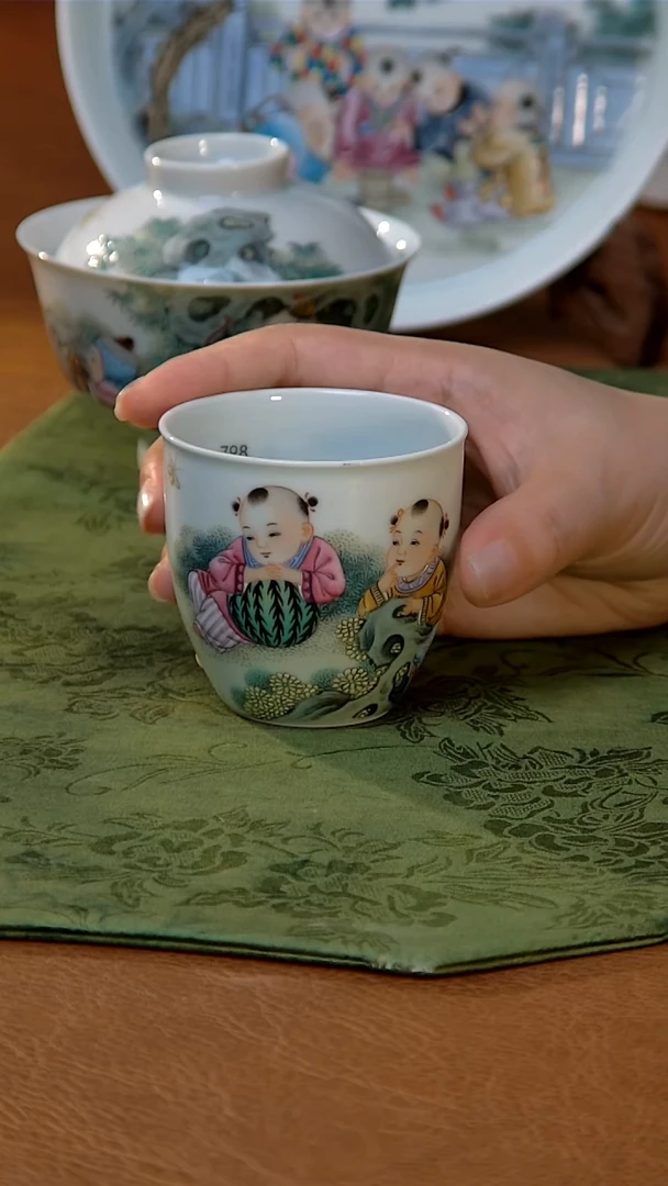 喜颜心造粉彩童子闻香杯