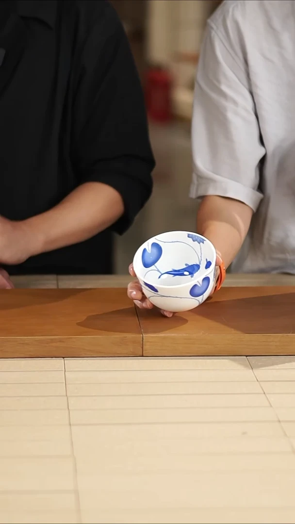 Φ110mm白色亮光满花骨瓷碗（无包装）微瑕