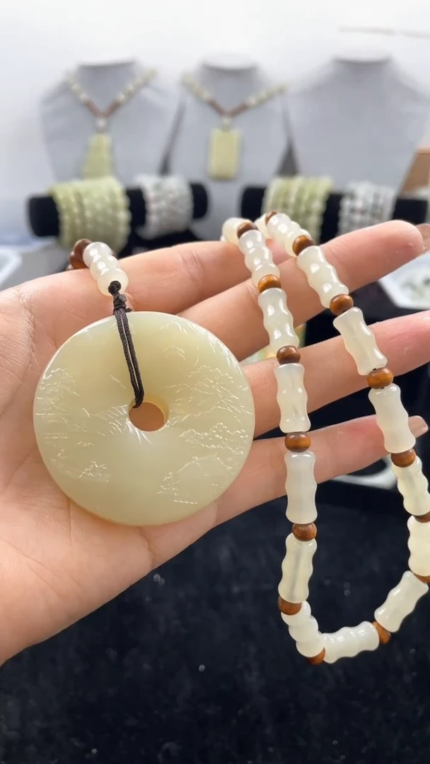 【闪购商品】和田玉吊坠(赠链)未镶嵌天然和田玉山水平安扣吊坠