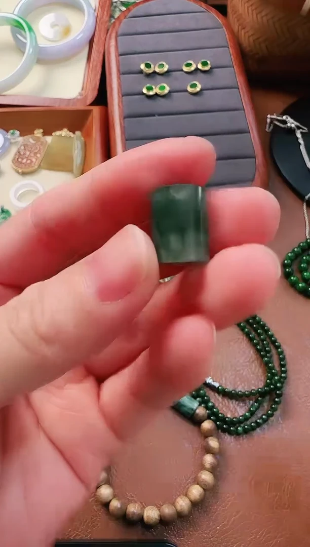 翡翠未镶嵌颈饰吊坠