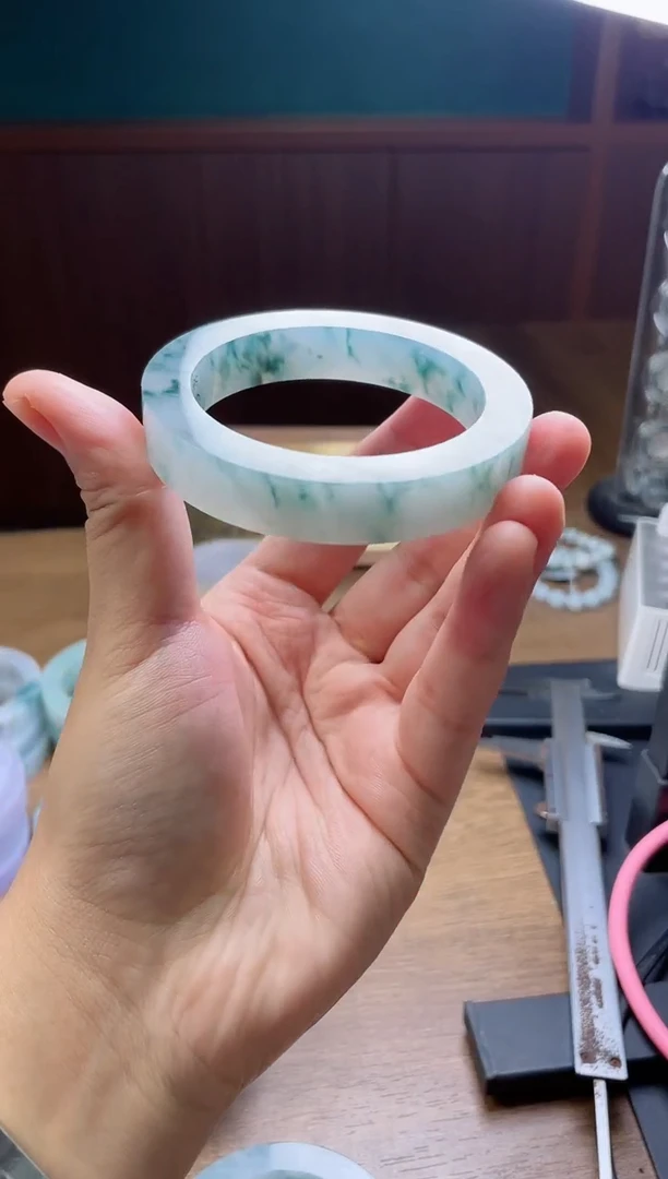 未镶嵌手镯定制翡翠鸿**程定制