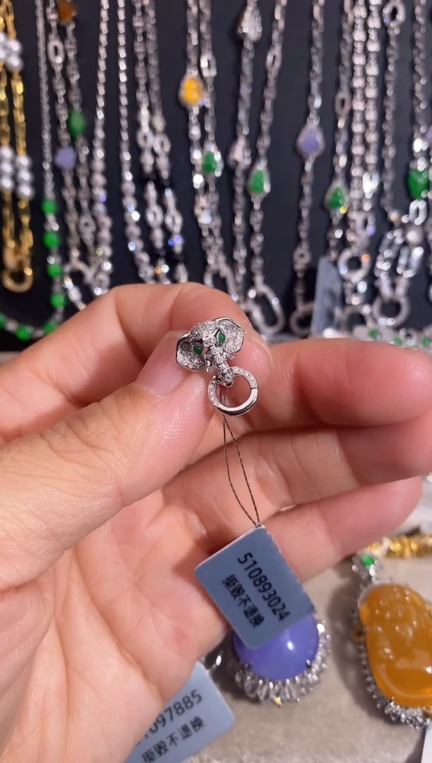 颈饰18K金镶嵌翡翠绳扣