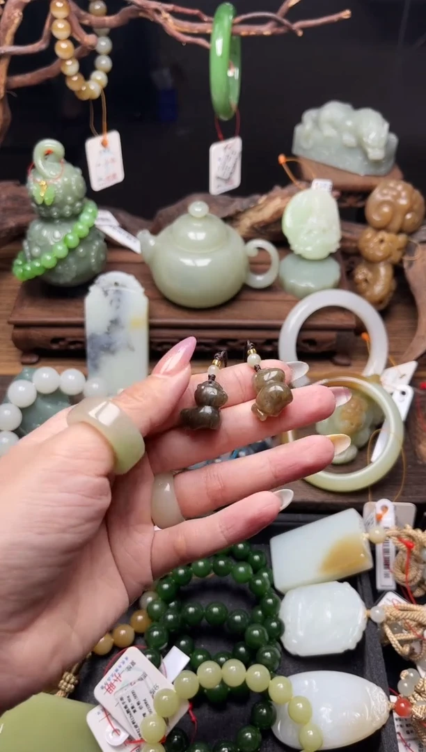 和田玉未镶嵌吊坠(不含链)且末糖 小马有瑕疵多样性发一