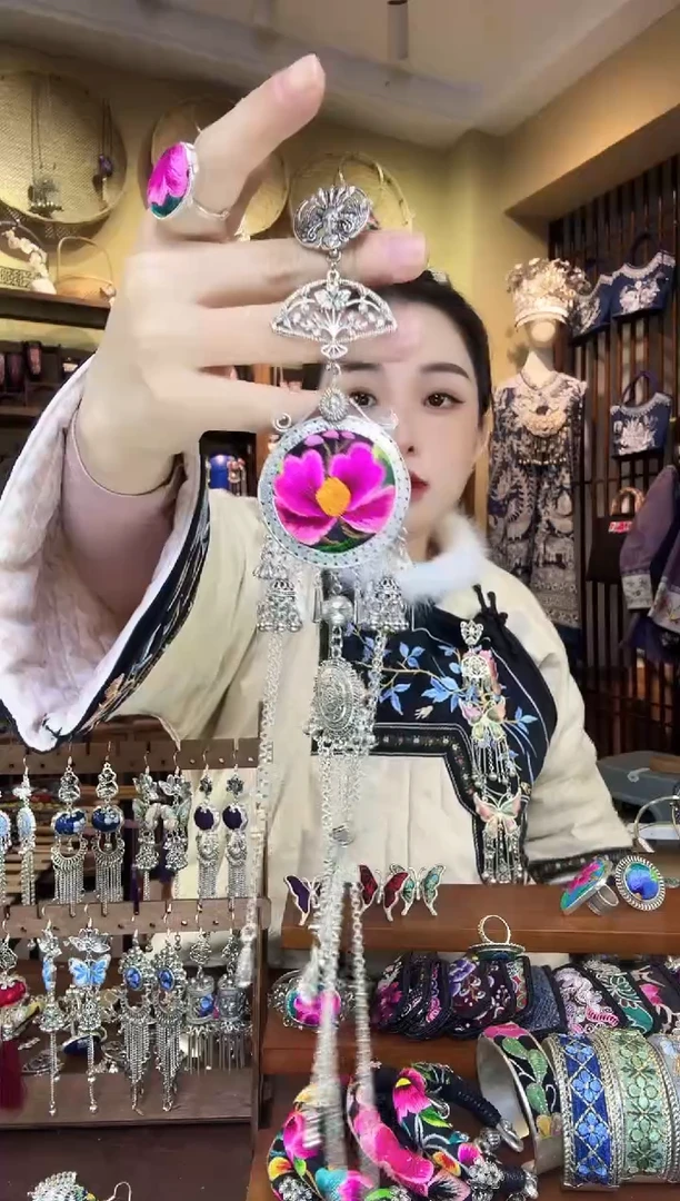 刺绣非遗刺绣民族风吊坠