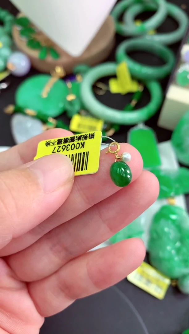 颈饰18K金镶嵌翡翠挂件