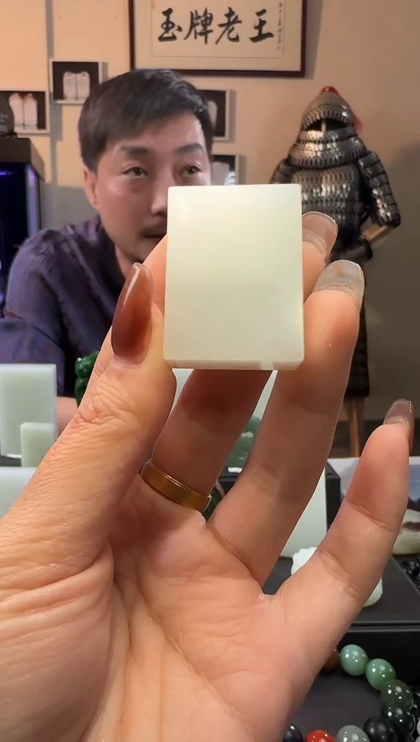 颈饰未镶嵌和田玉鹿**万白玉无事牌