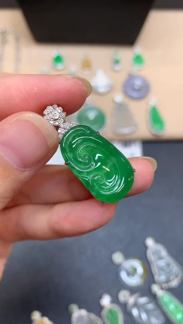 颈饰18K金镶嵌翡翠如意【无服务费