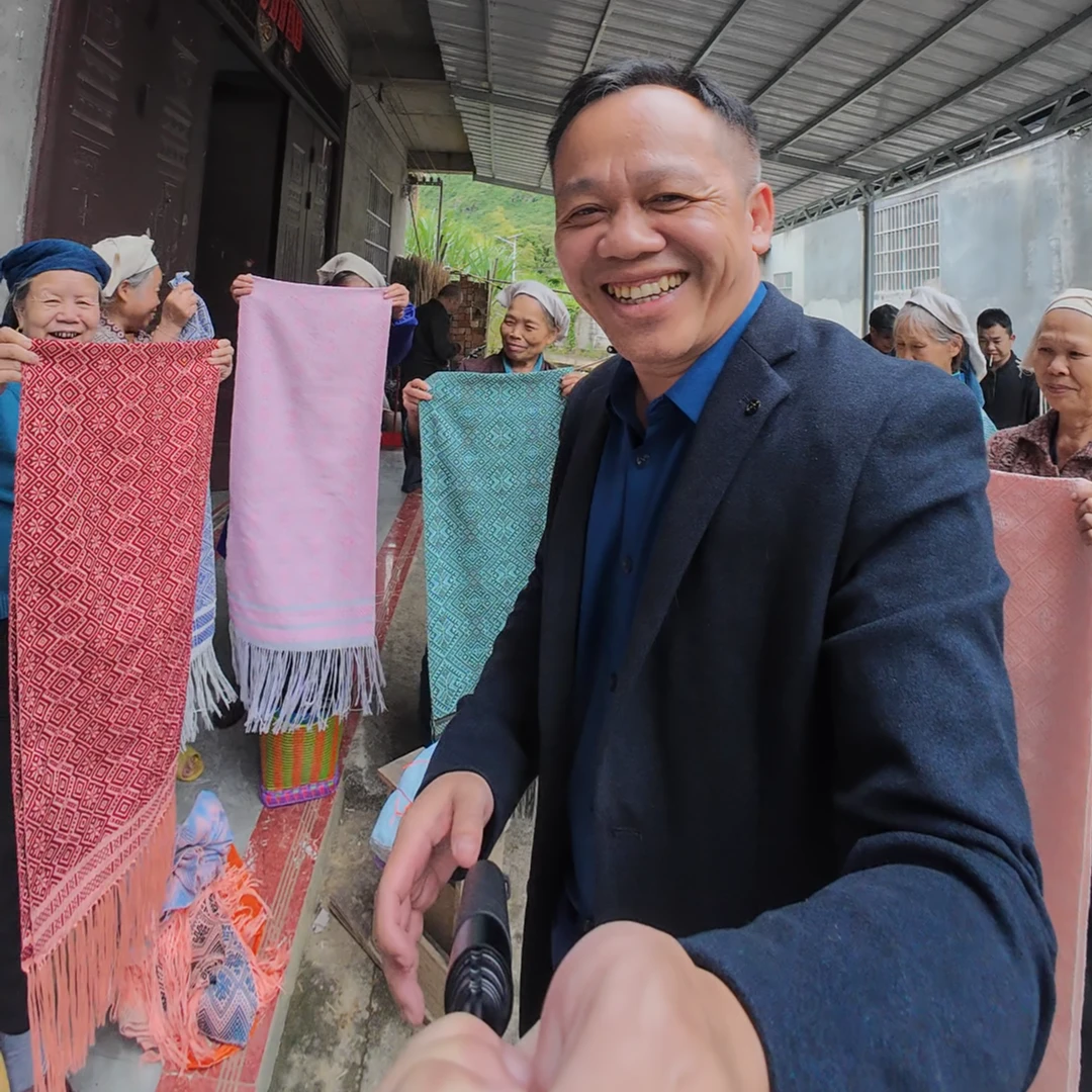 【广西非遗】板贵村壮锦围巾织娘纯手工编织非遗壮锦围巾绿标签