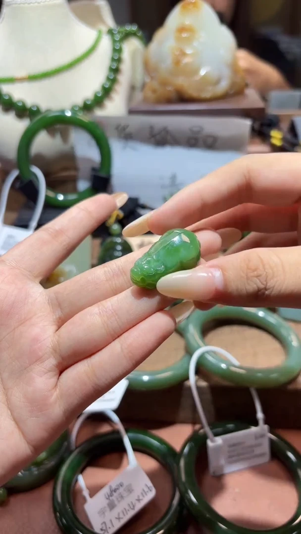 颈饰未镶嵌和田玉（碧玉）1