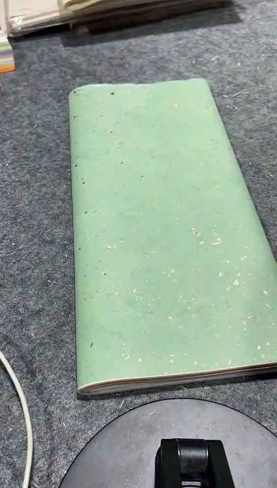 33/45绿色皮料洒金纸50张