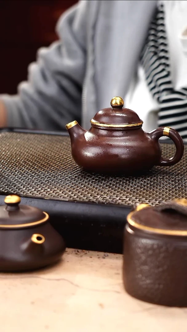 茶壶紫砂四号井茄皮紫泥描金薄胎容天130cc