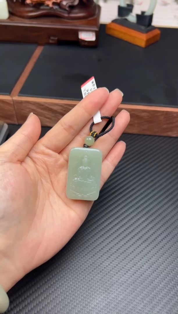 【闪购商品】和田玉吊坠(赠链)未镶嵌且末微色差近矿m