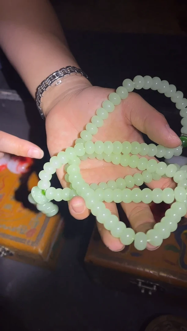 和田玉未镶嵌颈饰和田玉淡绿吊坠项链 一件