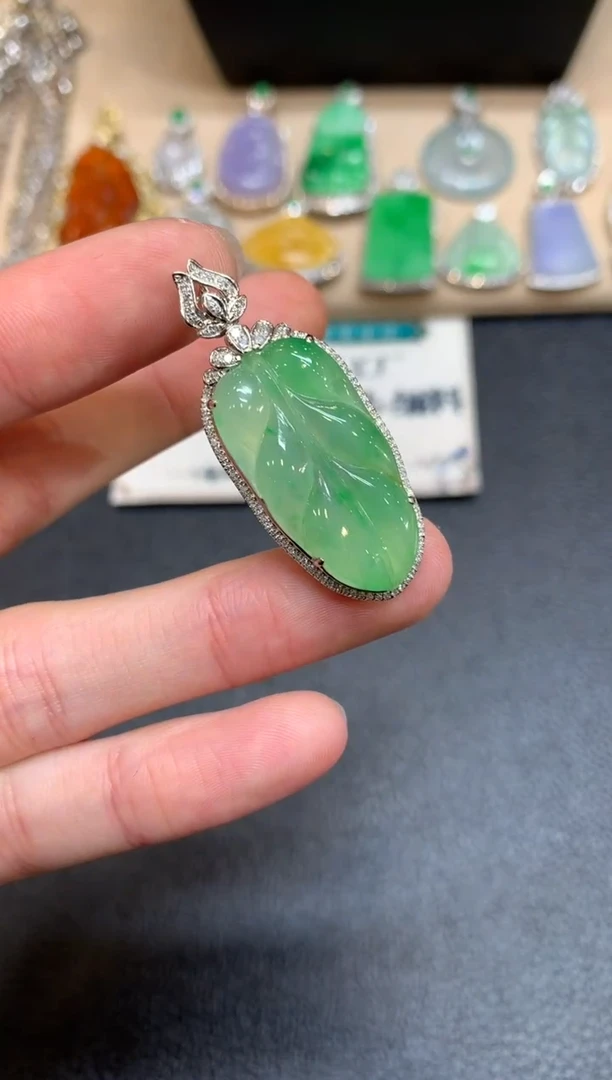 【闪购商品】翡翠颈饰18K金镶嵌叶子【无服务费】