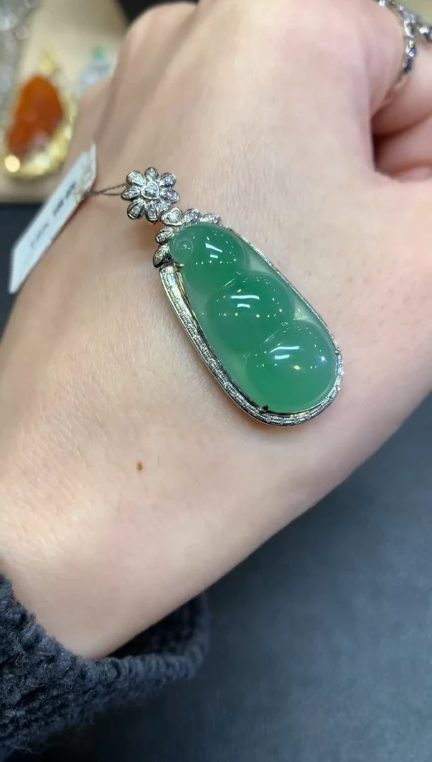 【闪购商品】翡翠颈饰18K金镶嵌福豆【无服务费】