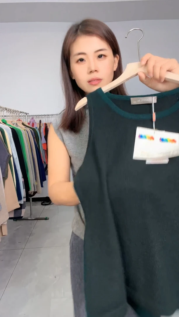 绿色撞色吊带羊绒背心