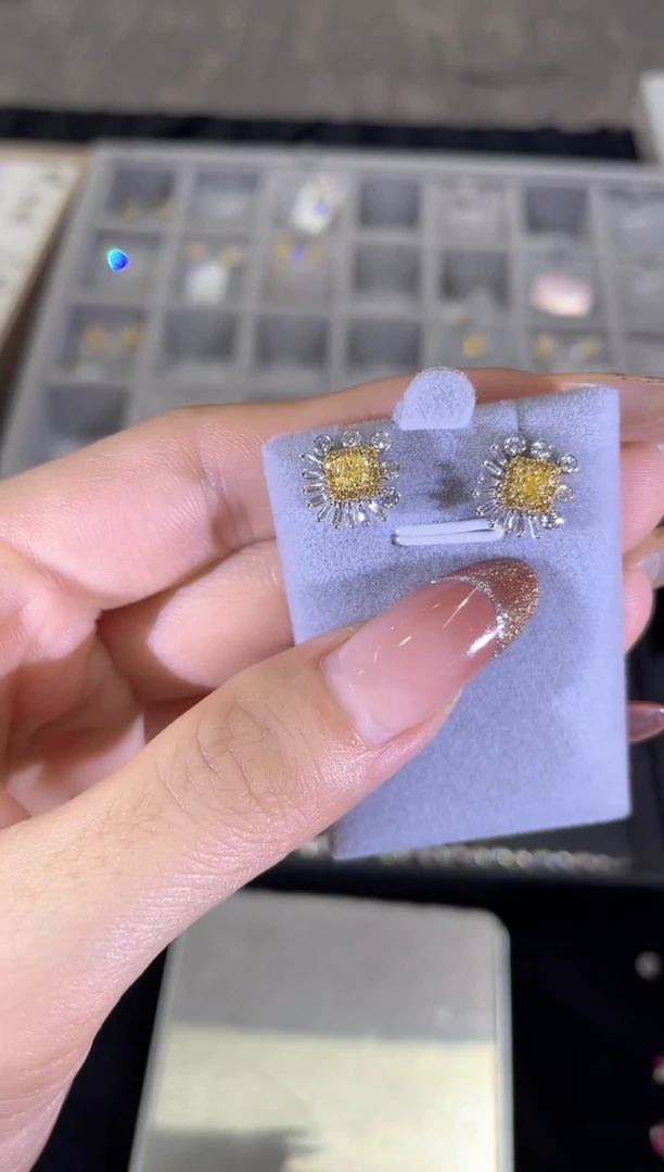 18K金镶嵌耳饰钻石48分黄钻    HY