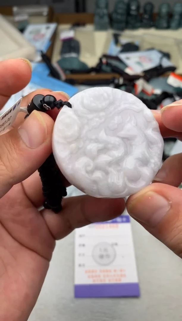 翡翠未镶嵌颈饰 多样性发其一