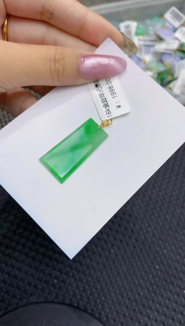 翡翠18K金镶嵌颈饰111111111