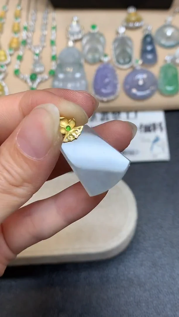 颈饰18K金镶嵌翡翠无事牌【无服务费