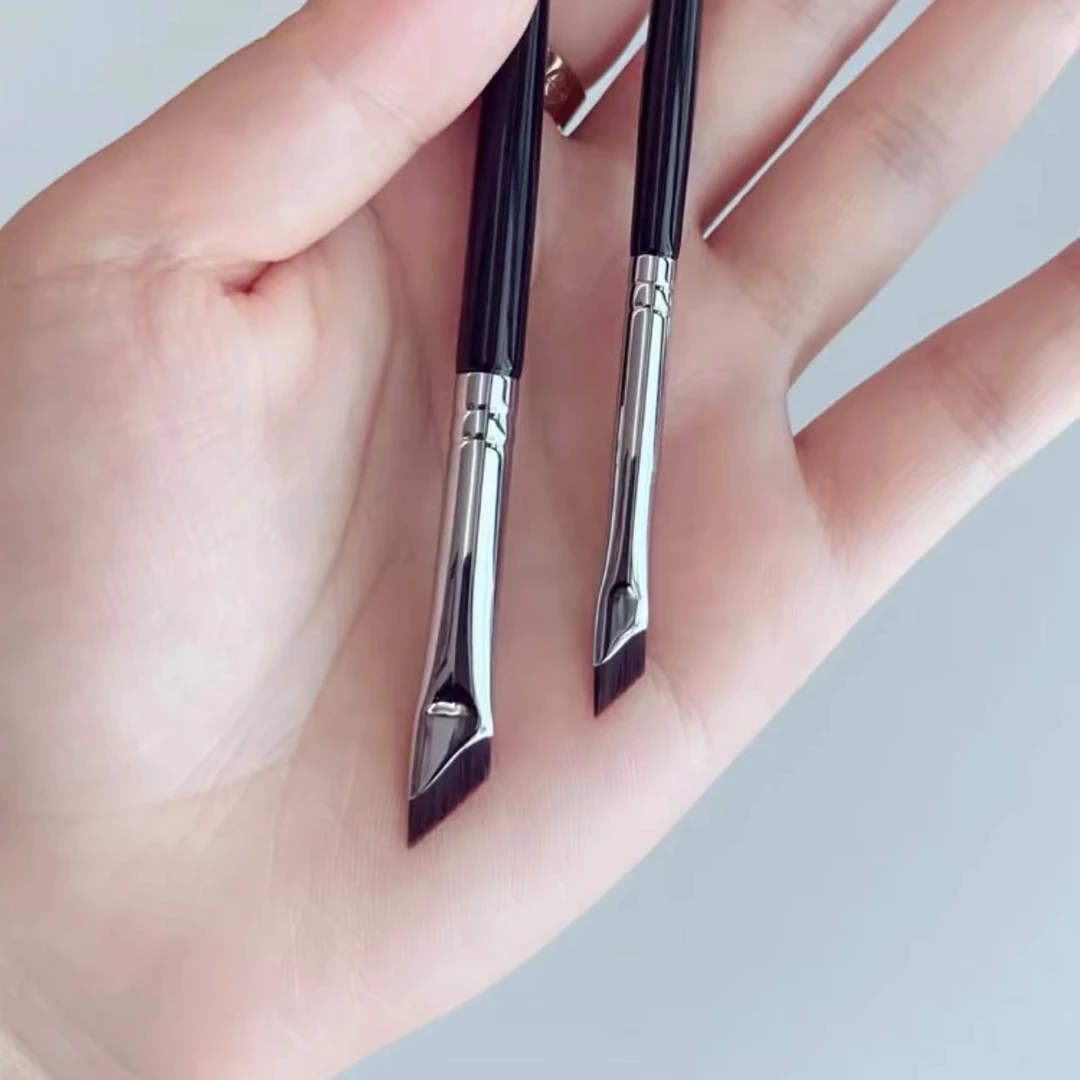 巨巨巨好用~斜角镰刀眼线刷扁头砍刀眼睑下至眼部卧蚕细节美妆刷